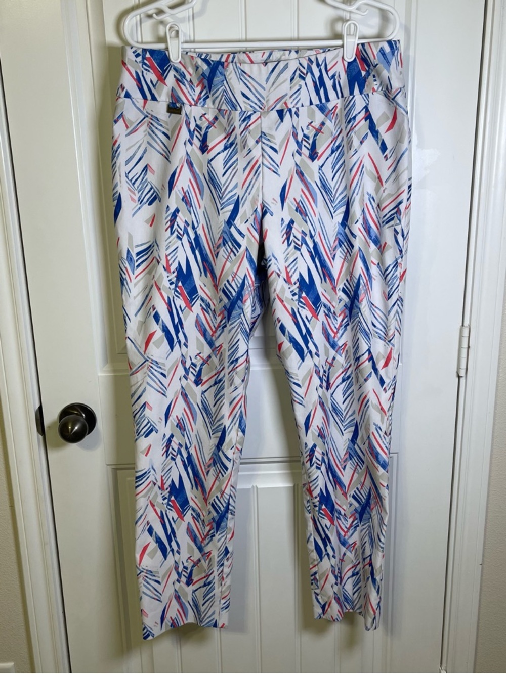 Peck & Peck Women’s 16 White Pull On Pants w/ Blue & Pink Geometric Print